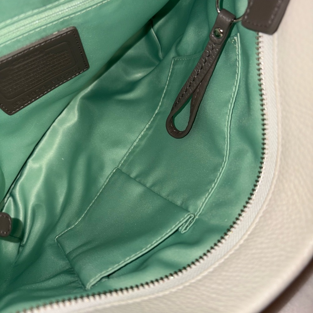 Coach Carly Pebbled Leather shoulder  Hobo bag off white
All sales final - Picture 5 of 5